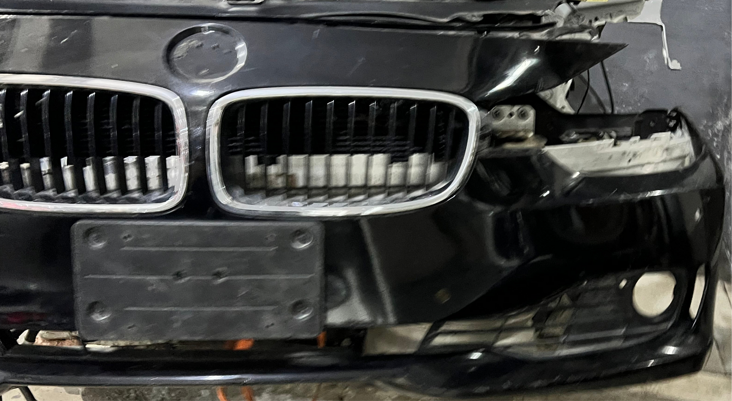 اكصدام امامي f30 أمريكي في إشاره من جنبيين