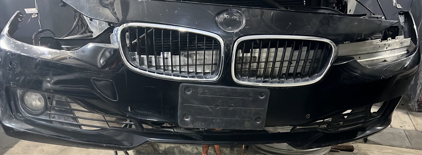 اكصدام امامي f30 أمريكي في إشاره من جنبيين