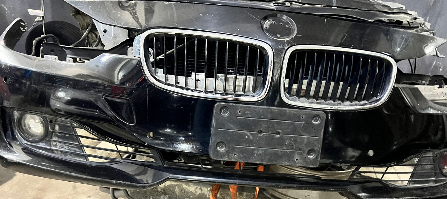 اكصدام امامي f30 أمريكي في إشاره من جنبيين