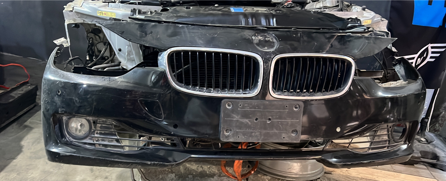 اكصدام امامي f30 أمريكي في إشاره من جنبيين