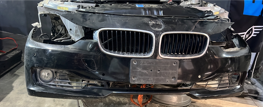 اكصدام امامي f30 أمريكي في إشاره من جنبيين